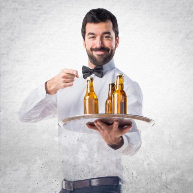 Garson tepsiye bira şişeleri ile 