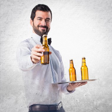 Garson tepsiye bira şişeleri ile 