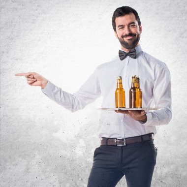Garson bira şişeleri için lateral işaret tepsi ile