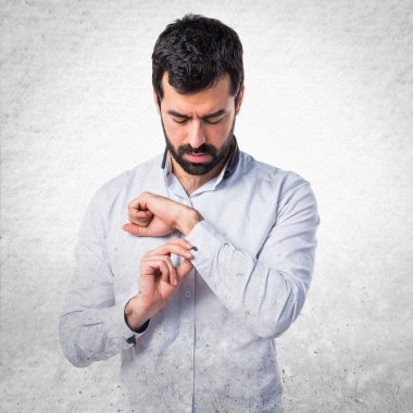 Adam beyaz gömlek ile