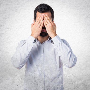 Adam gözlerini kapatıyor.