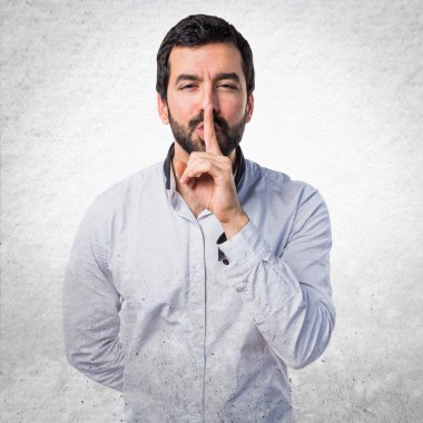 Sessiz adam hareketi yapıyor.