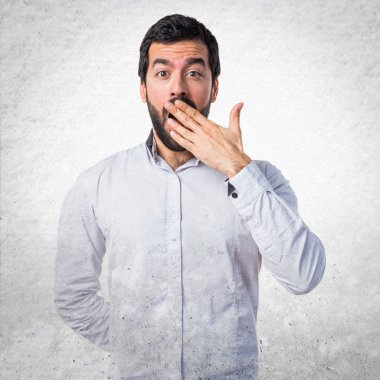 Adam sürpriz jest yapıyor.