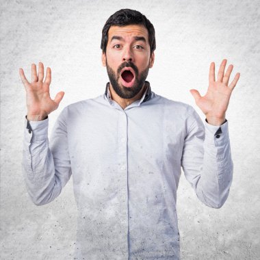 Adam sürpriz jest yapıyor.