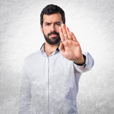 Dur işareti yaparak adam