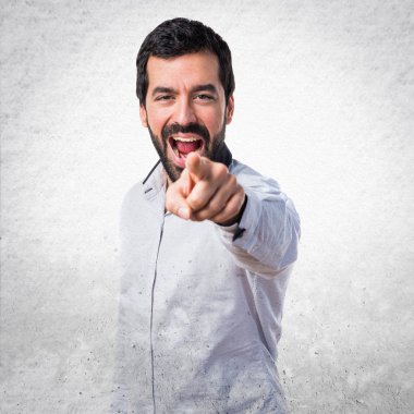 Öne doğru işaret eden adam