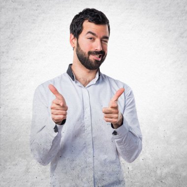 Öne doğru işaret eden adam