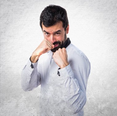 Bir yumruk veren adam