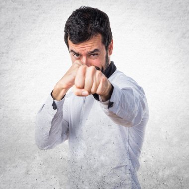 Bir yumruk veren adam