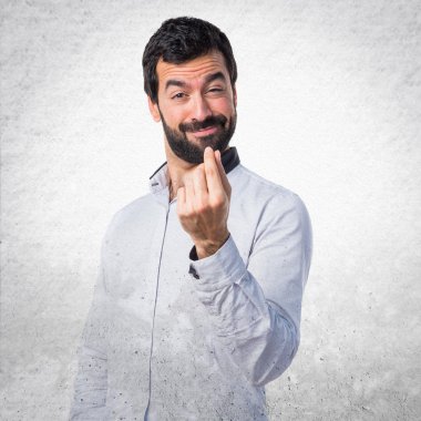 Bir para hareketi yapan erkek