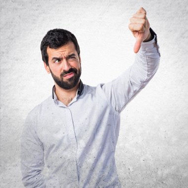 Kötü sinyal yapan erkek