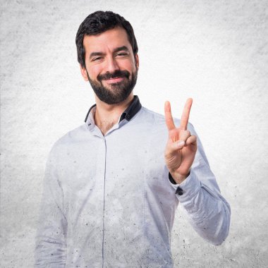 Zafer hareketi yapan adam.