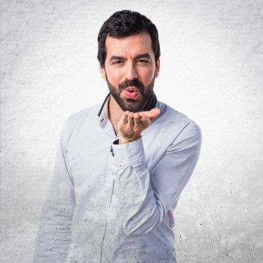 Öpücük yollayan bir adam