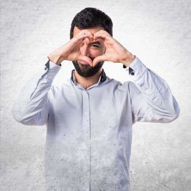 Elleriyle kalp yapan adam