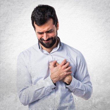 Kalp ağrısı olan bir adam.