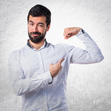 Adam güçlü bir jest yapma