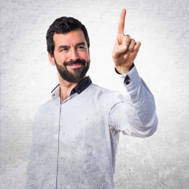 Şeffaf ekranda dokunmadan adam