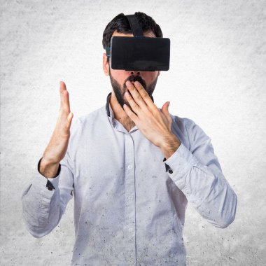 Sürpriz jest yapıyor Vr gözlük kullanan adam