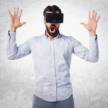 Sürpriz jest yapıyor Vr gözlük kullanan adam