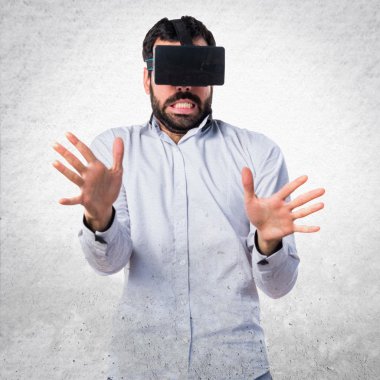 VR gözlükle korkmuş bir adamım