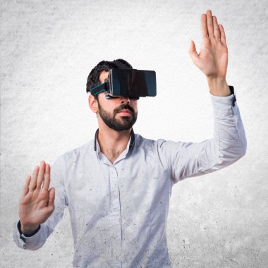 Şeffaf ekranda dokunmadan Vr gözlük kullanan adam