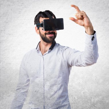 Bir şey tutan Vr gözlük kullanan adam