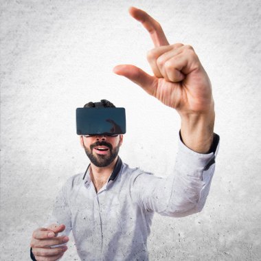 Bir şey tutan Vr gözlük kullanan adam