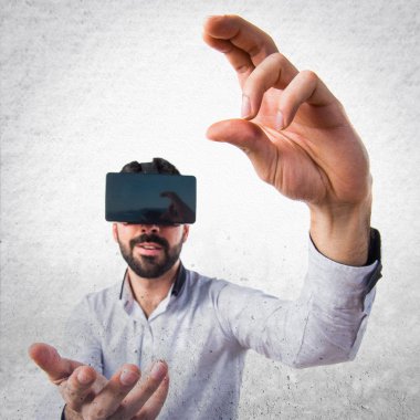 Bir şey tutan Vr gözlük kullanan adam