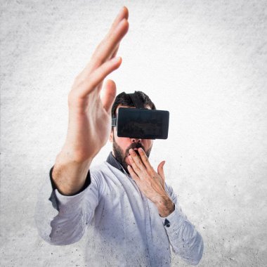 Sürpriz jest yapıyor Vr gözlük kullanan adam