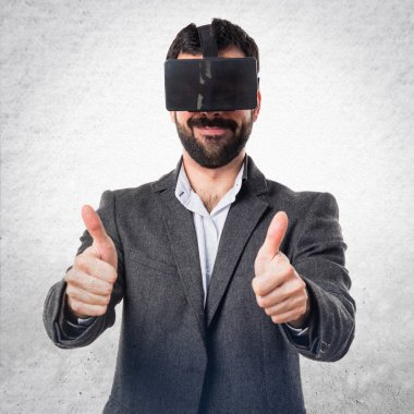 VR gözlükle başparmak ile adam