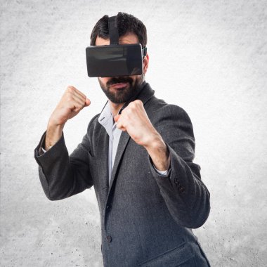Bir yumruk vererek Vr gözlük kullanan adam