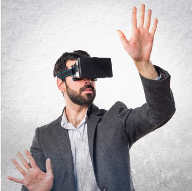 Şeffaf ekranda dokunmadan Vr gözlük kullanan adam