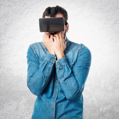 VR gözlükle korkmuş bir adamım