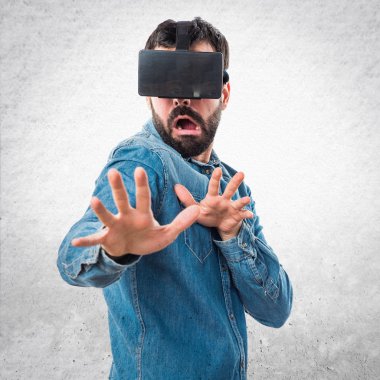 VR gözlükle korkmuş bir adamım