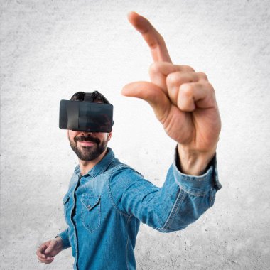 Bir şey tutan Vr gözlük kullanan adam