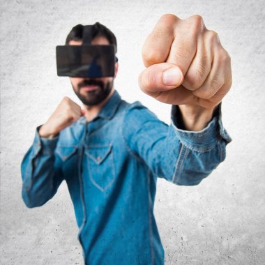 Bir yumruk vererek Vr gözlük kullanan adam