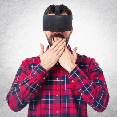 Sürpriz jest yapıyor Vr gözlük kullanan adam