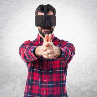 Silah jest yapma Vr gözlük kullanan adam