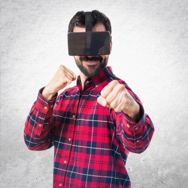 Bir yumruk vererek Vr gözlük kullanan adam