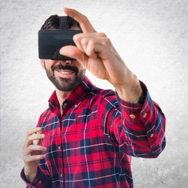 Bir şey tutan Vr gözlük kullanan adam