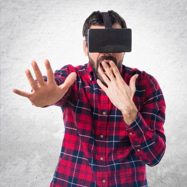 Sürpriz jest yapıyor Vr gözlük kullanan adam