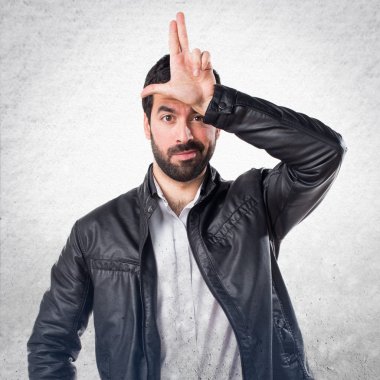 Adam aptal jest yapma deri ceket ile