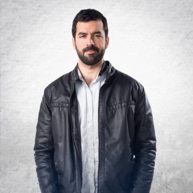 deri ceketi olan adam