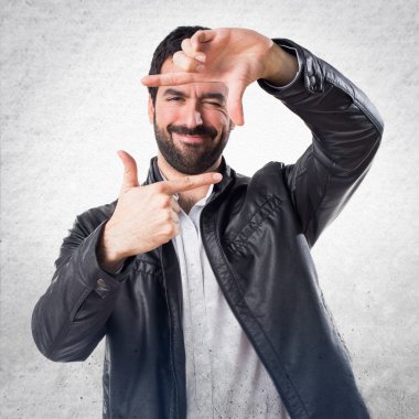 Erkek deri ceket onun parmaklarıyla odaklanan.