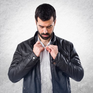 deri ceketi olan adam