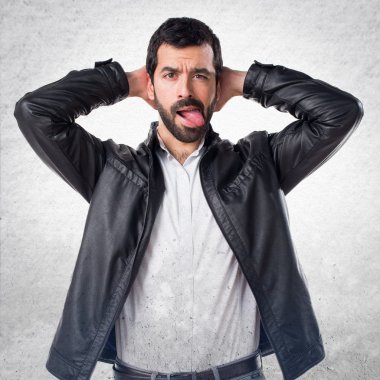 Deri ceket, dilini alarak adamla