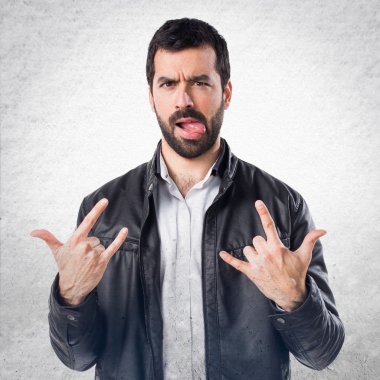 Erkek deri ceket boynuz jest yapma ile