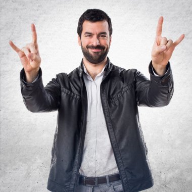 Erkek deri ceket boynuz jest yapma ile