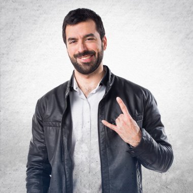 Erkek deri ceket boynuz jest yapma ile