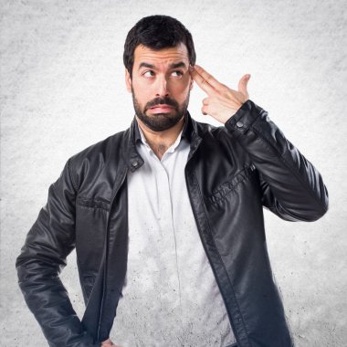 Erkek deri ceket intihar jest yapma ile